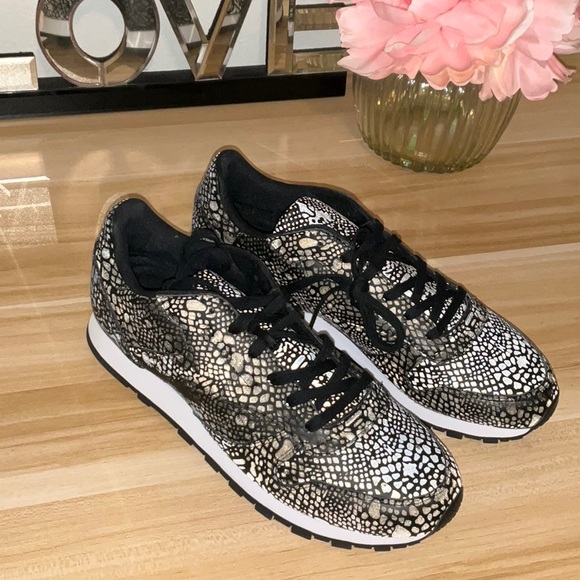 🚨NEW 🚨REEBOK classic size 10.5 - Picture 1 of 8